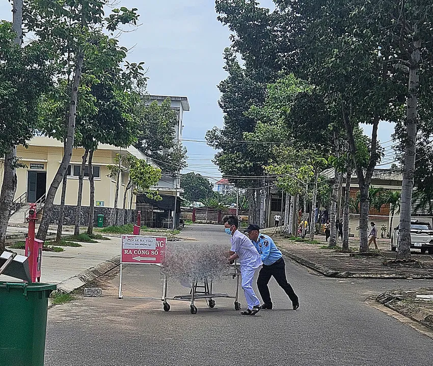 Một người bịt mắt nhảy lầu tại Bệnh viện Đa khoa Bình Thuận