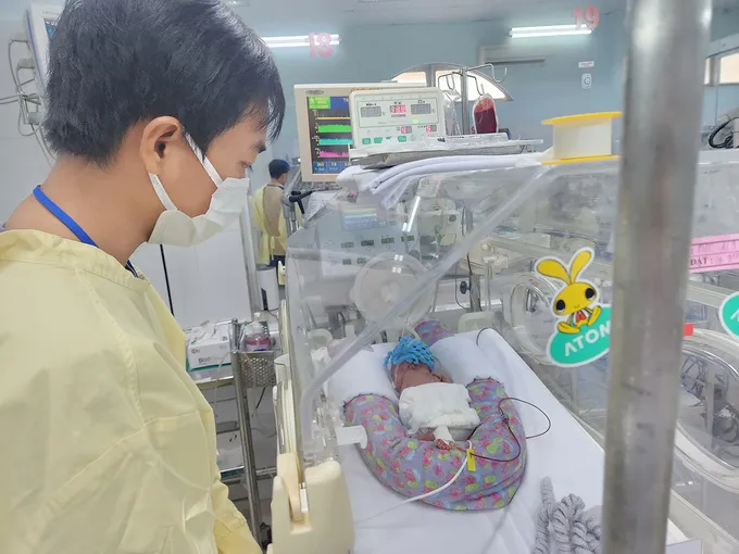 Vợ chồng hiếm muộn bế tắc khi 3 con sinh non