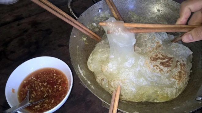 Cả tuổi thơ ùa về với món bột sắn chấm nước mắm của người Bình Định