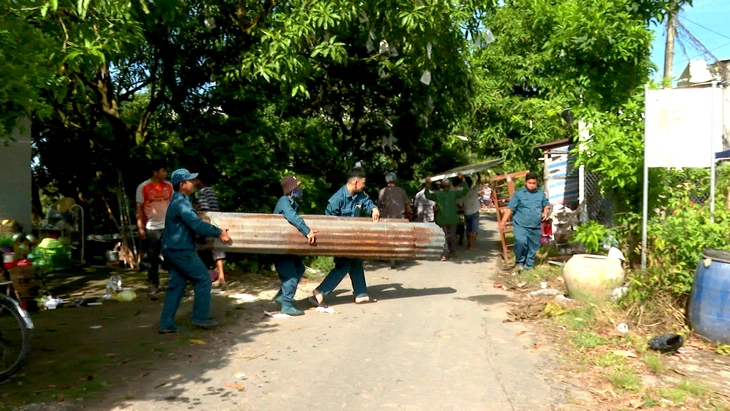 Sạt lở bờ sông Tiền khiến 2 căn nhà sụp xuống sông