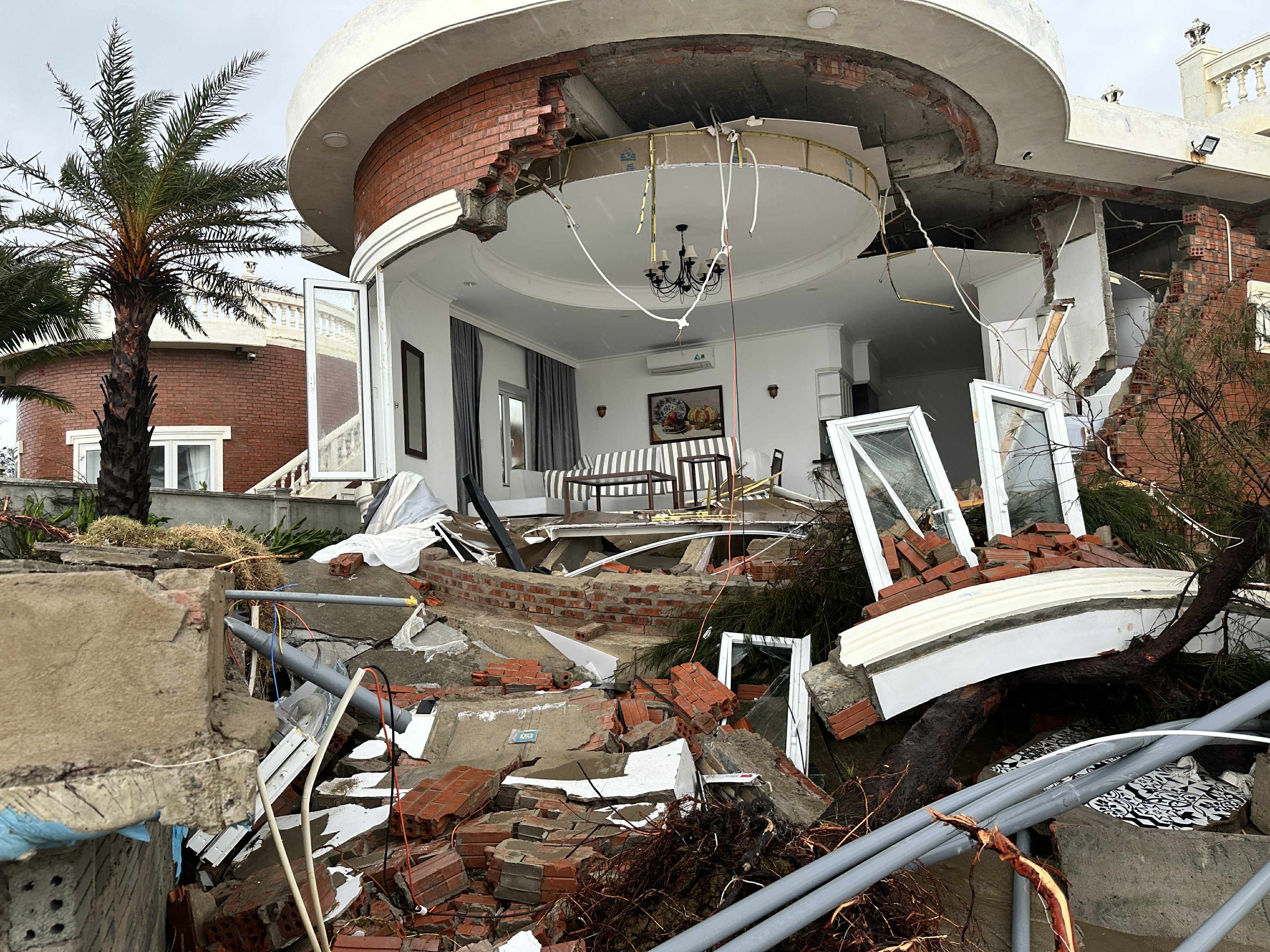 Nhiều căn villa ở Resort Hoa Tiên Xuân Thành vỡ nát sau bão