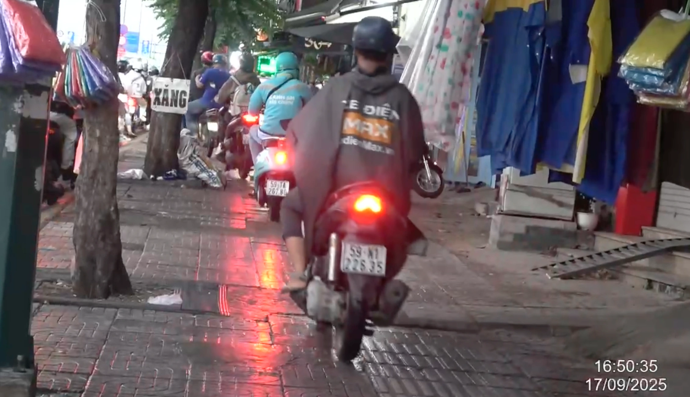 Tra cứu danh sách 201 xe máy đi trên vỉa hè bị CSGT Hàng Xanh phạt nguội