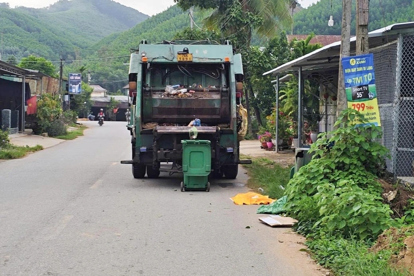 Thithe bé trai bị bỏ trong thùng rác