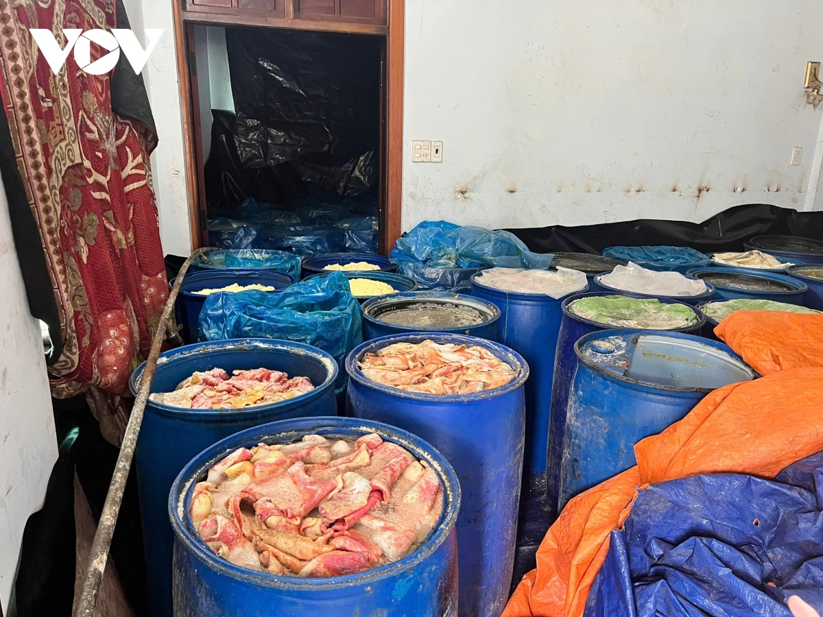 Phát hiện cơ sở sản xuất lạp xưởng quy mô lớn, nguyên liệu bốc mùi hôi thối