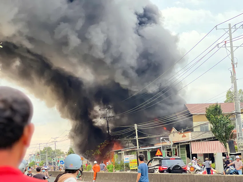 Cháy lớn tại tiệm sửa xe ở ngã tư Trà Võ, Tây Ninh