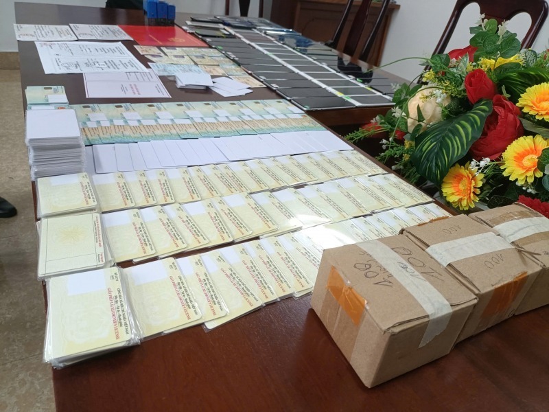 Triệt phá đường dây sản xuất giấy tờ giả quy mô lớn liên tỉnh: Vạch trần thủ đoạn tinh vi của “ông trùm” 9x cầm đầu