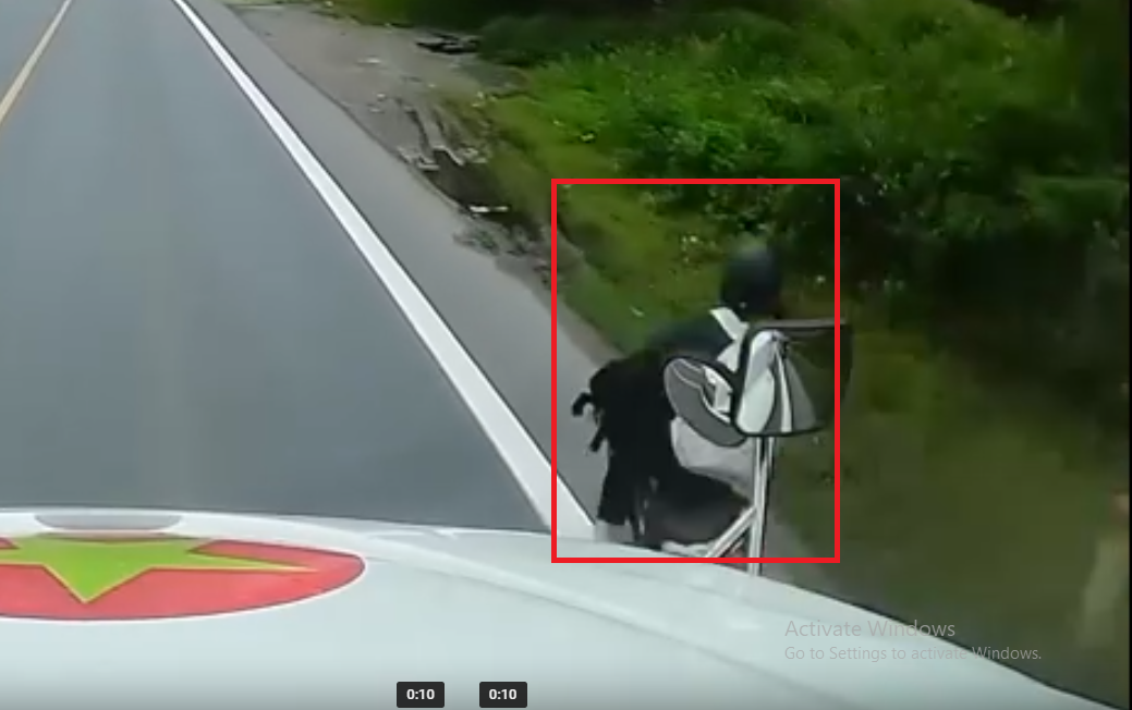 Lạng Sơn: Cô gái đi xe máy ngã lao vào đầu xe container sau cú vượt ẩu kinh hoàng