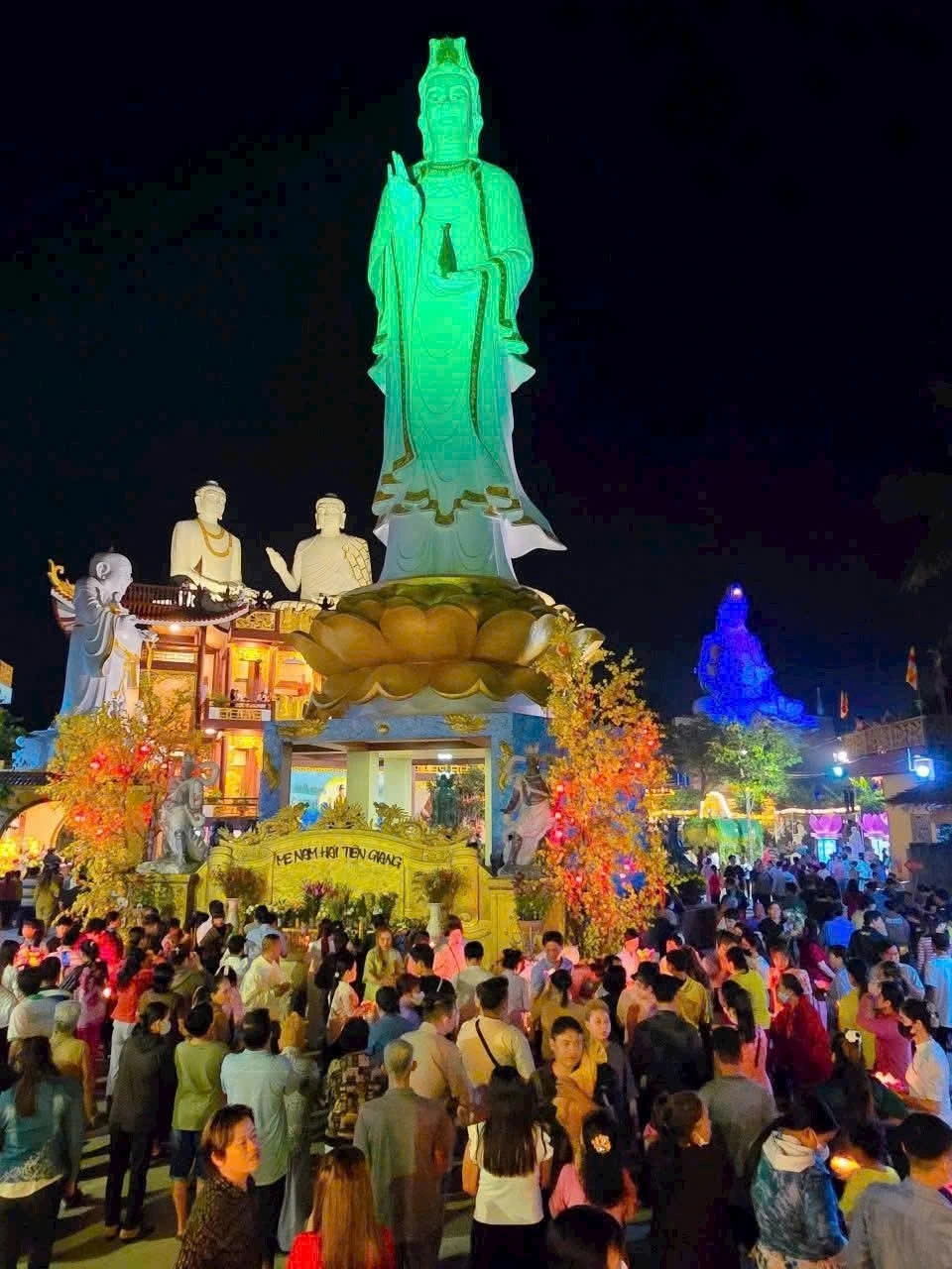 Tái diễn tình trạng “lộn xộn” gần chùa Liên Hoa ở Đồng Tháp