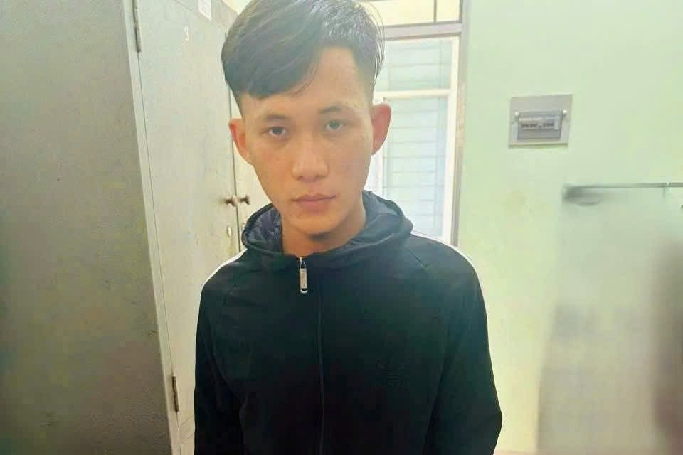 Công an vây bắt nghi phạm cướp tiệm vàng sau 18 giờ truy lùng