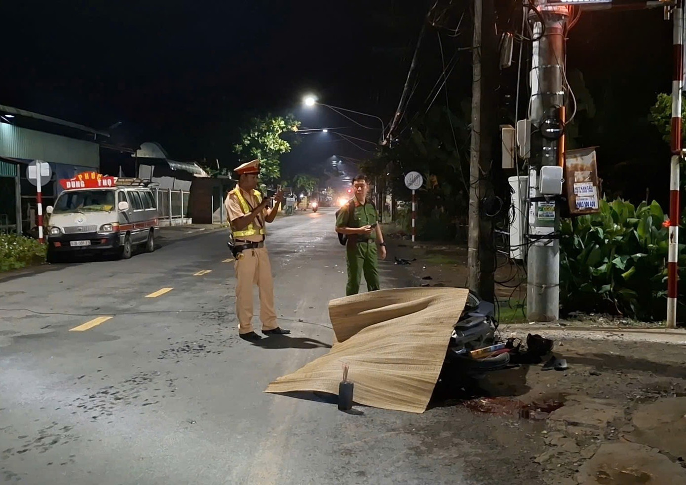 Xe máy tông trụ điện ở Đồng Tháp, một người tử vong