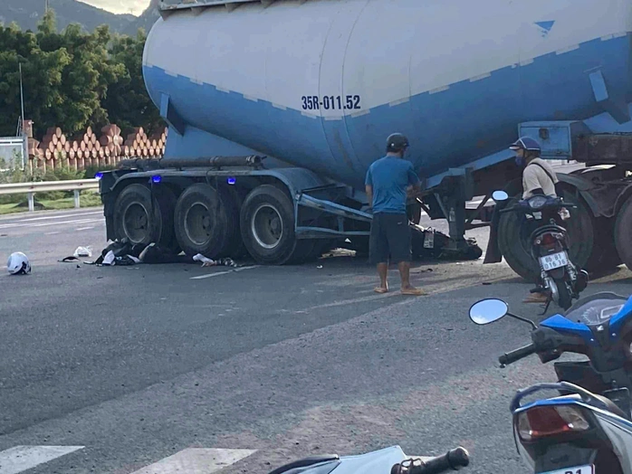 Xe máy lọt thỏm dưới gầm xe đầu kéo, 2 người tuvong