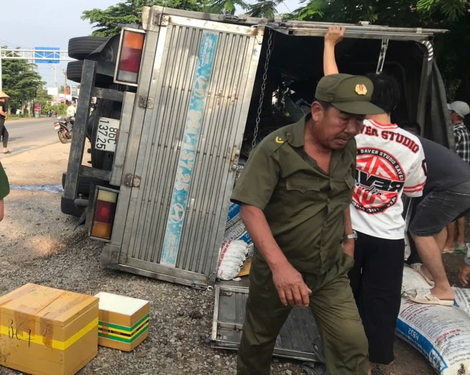 Xe tải lật nghiêng làm một người phụ nữ tuvong