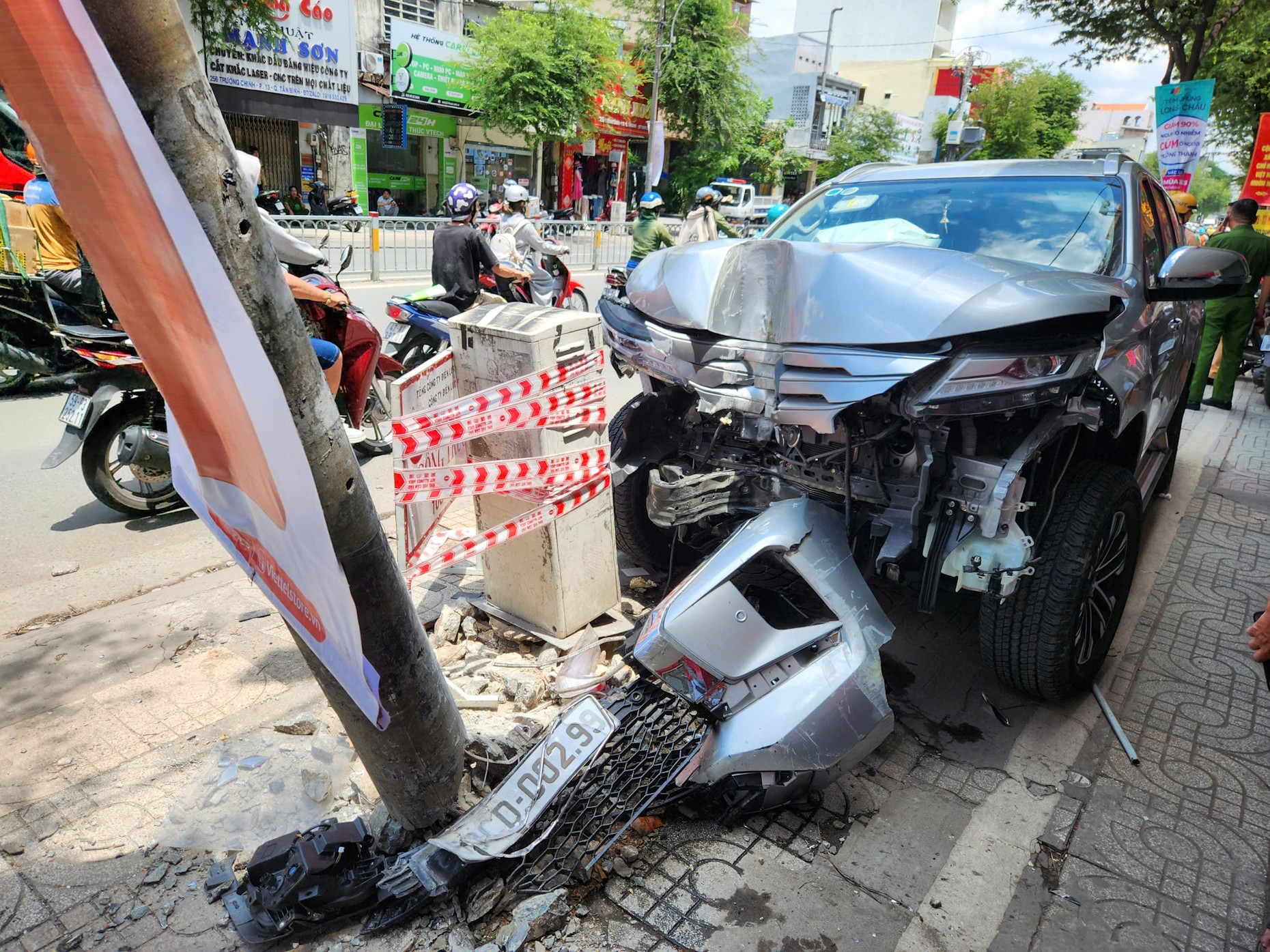 Ô tô 7 chỗ gây tai nạn liên hoàn, tông văng xe máy rồi đâm gãy trụ điện ở TPHCM