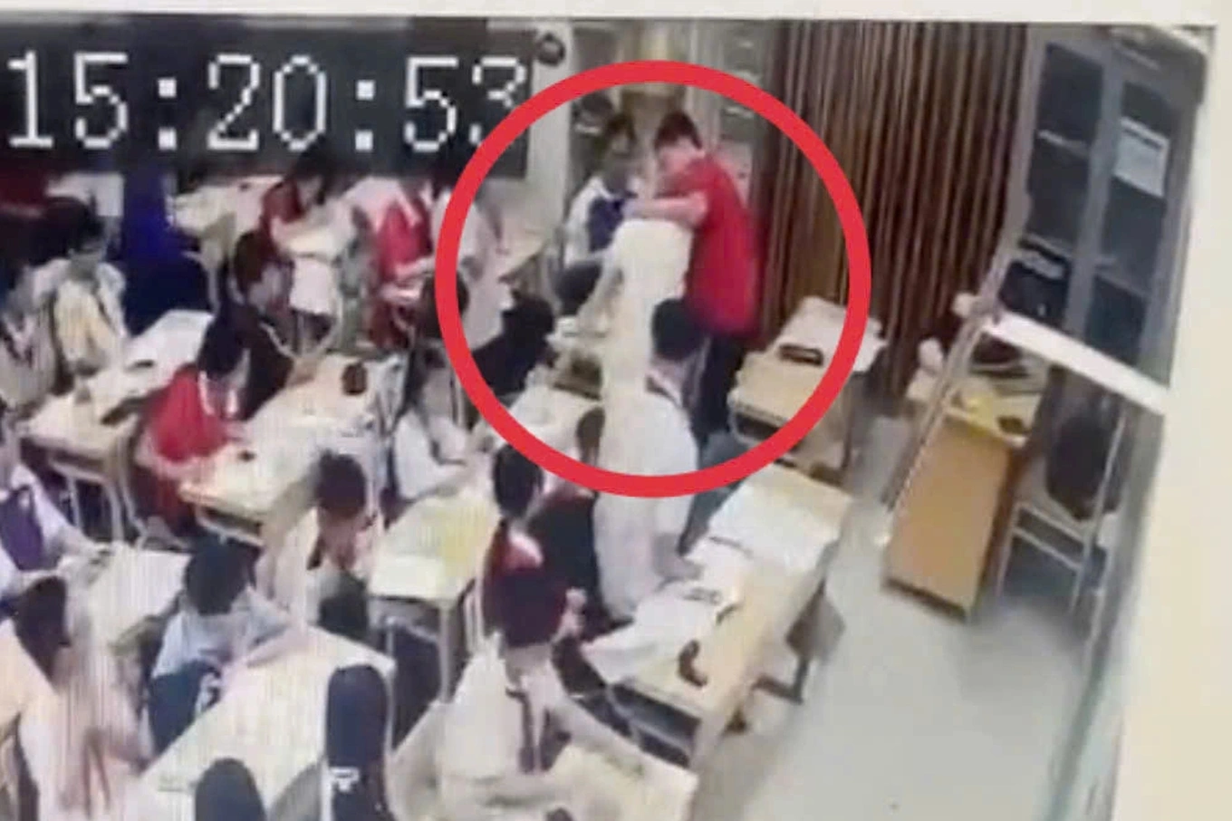 Vụ học sinh đè đầu, quật ngã cô giáo: Nguyên nhân từ đâu?