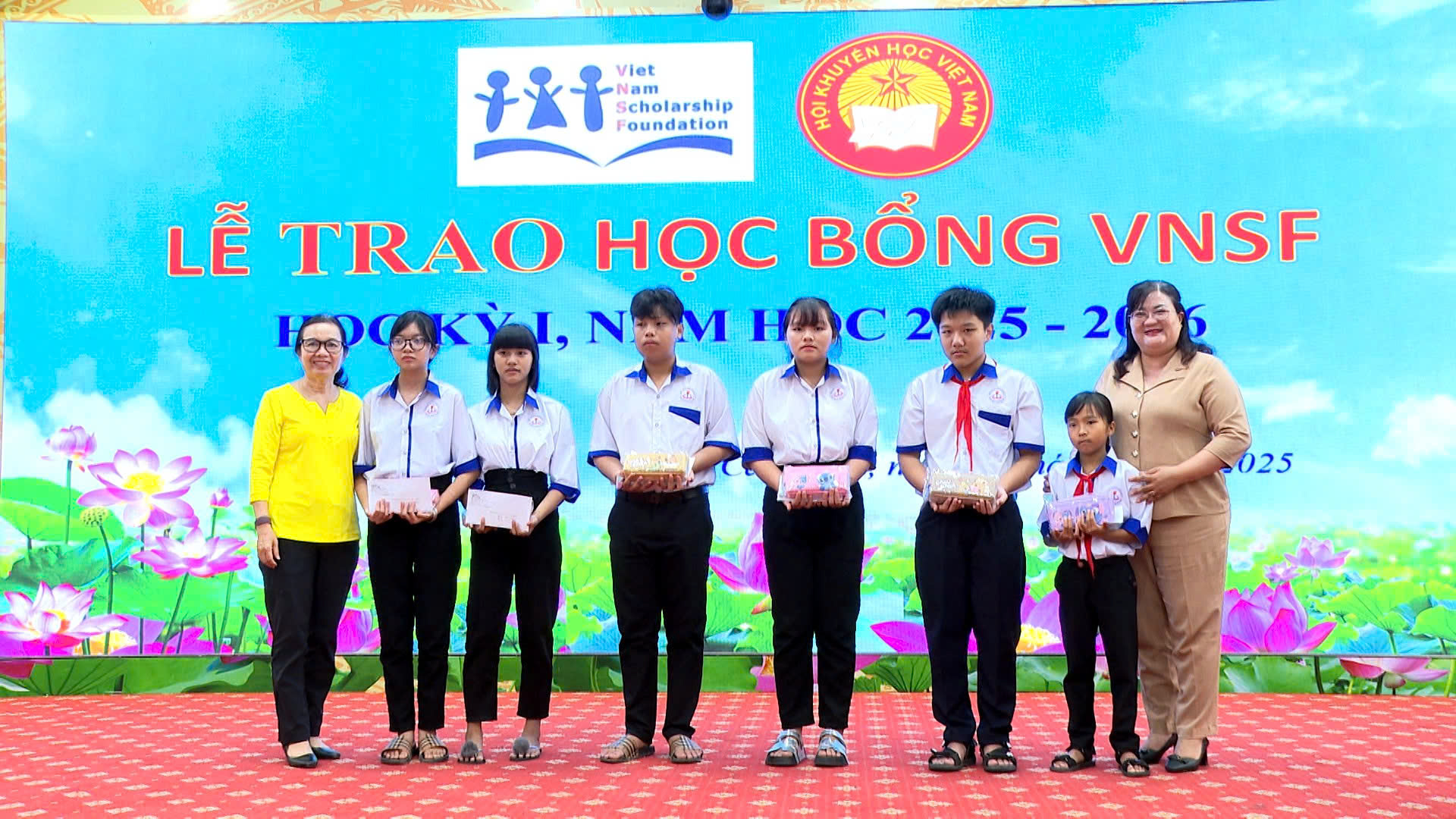 Trao 56 suất học bổng VNSF cho học sinh, sinh viên vượt khó học giỏi