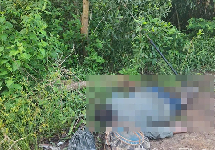 Người đàn ông chết ven đường ở Đồng Tháp, bên cạnh có 2 lồng chim