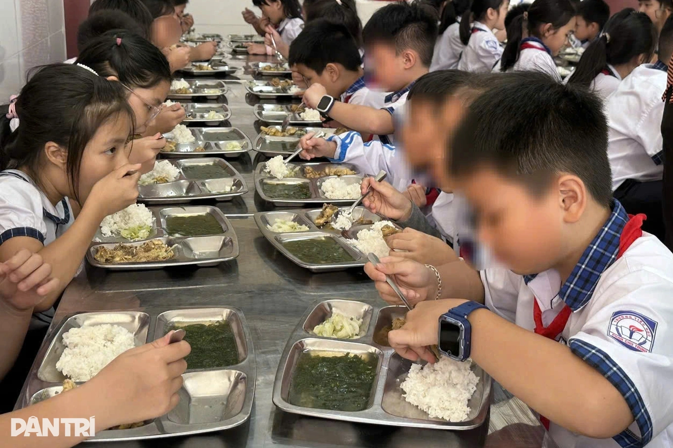 Bị phàn nàn “cắt xén” suất ăn của học sinh, nhà trường mời công an vào cuộc