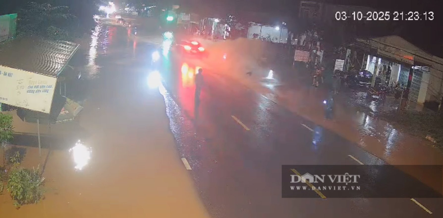 Camera ghi lại cảnh chủ tịch xã ở Đắk Lắk bị ô tô tông tử vong khi đang điều tiết giao thông