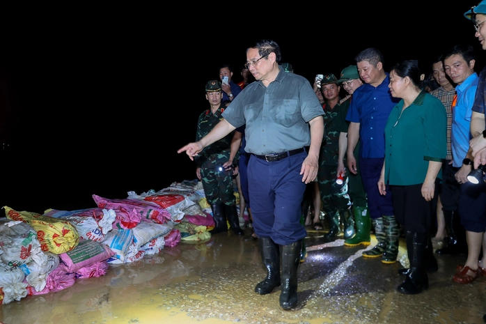 Những hình ảnh Thủ tướng Phạm Minh Chính thị sát vùng ngập lụt ven sông trong đêm