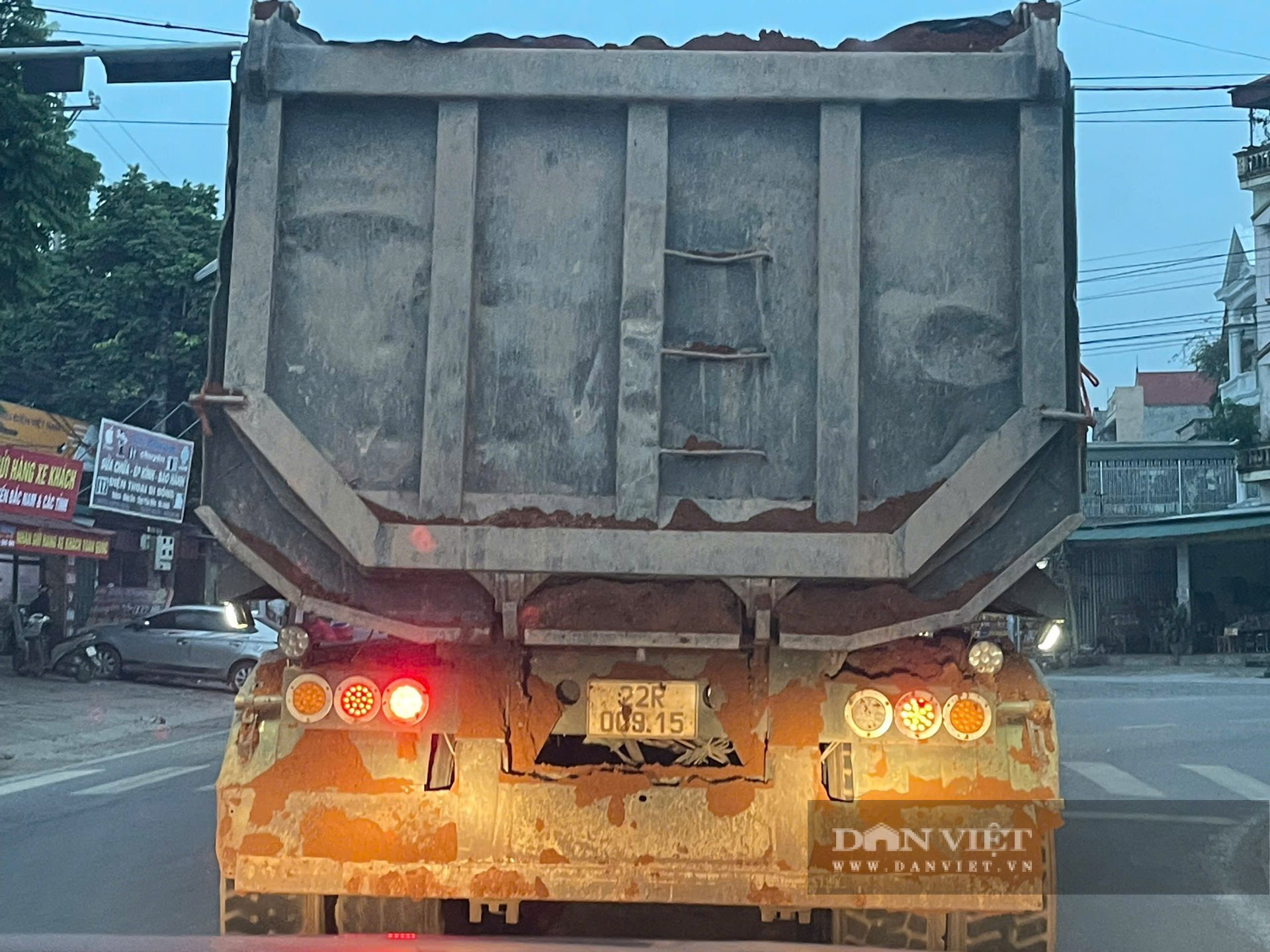 Phú Thọ: Người dân bức xúc vì xe tải chở bùn đất rơi vãi trên Quốc lộ 2, gây ô nhiễm và mất an toàn giao thông