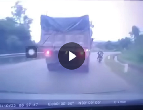 Camera hành trình ghi lại Tại nạn ở Dốc Trầu -Kim Tân – Thanh Hóa sáng nay 23/10 bà đưa cháu đi học ….cháu bé tuvong tai chỗ