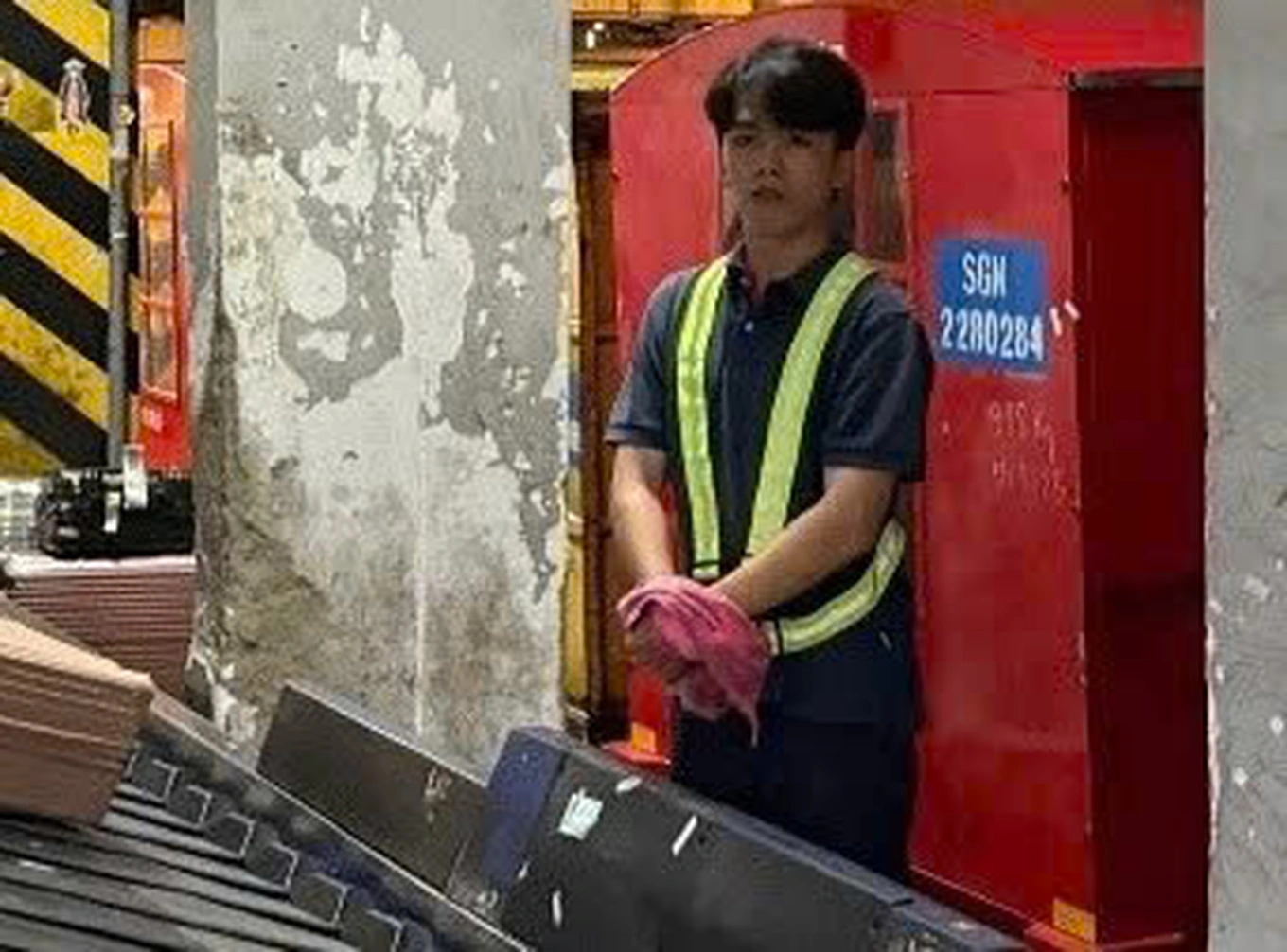 Nhân viên sân bay lục lọi hành lý của khách trộm 50 triệu đồng