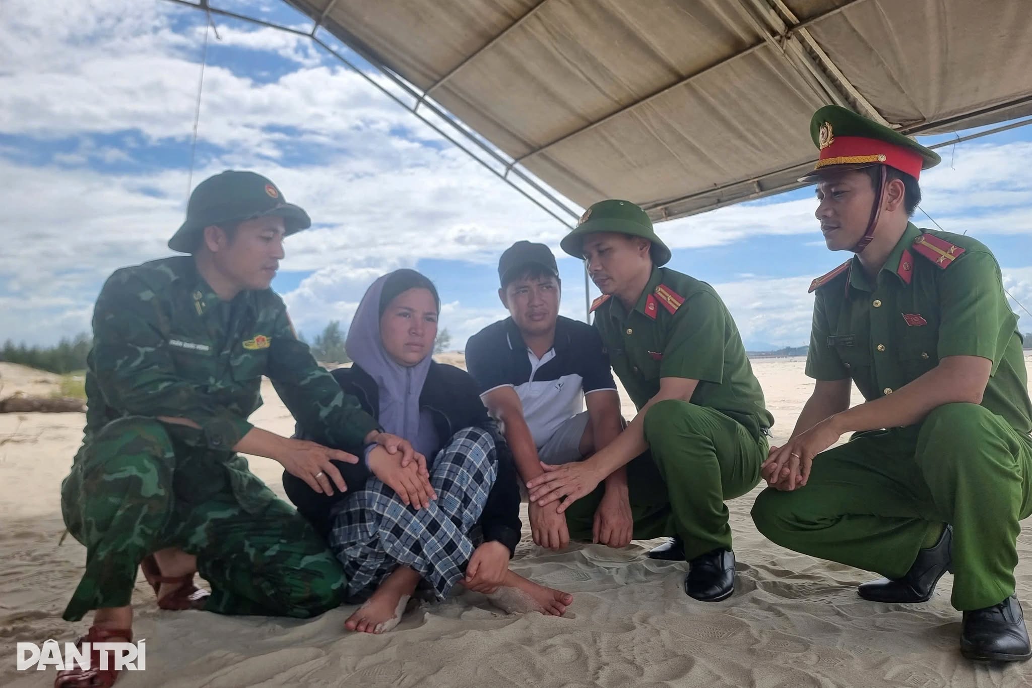 Bất lực nhìn 3 bạn thuyền bị sóng cuốn mất hút