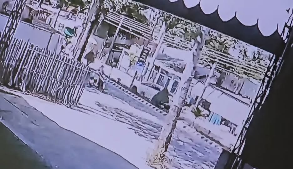 Camera ghi lại xe taxi Xanh chạy ngược chiều t~0ng nam sjnh viên đi xe máy TV tạj chỗ, n-ữ hành khách ngồi trên xe cũng đã không qua khỏj ở Thủ Dầu Một – Bình Dương