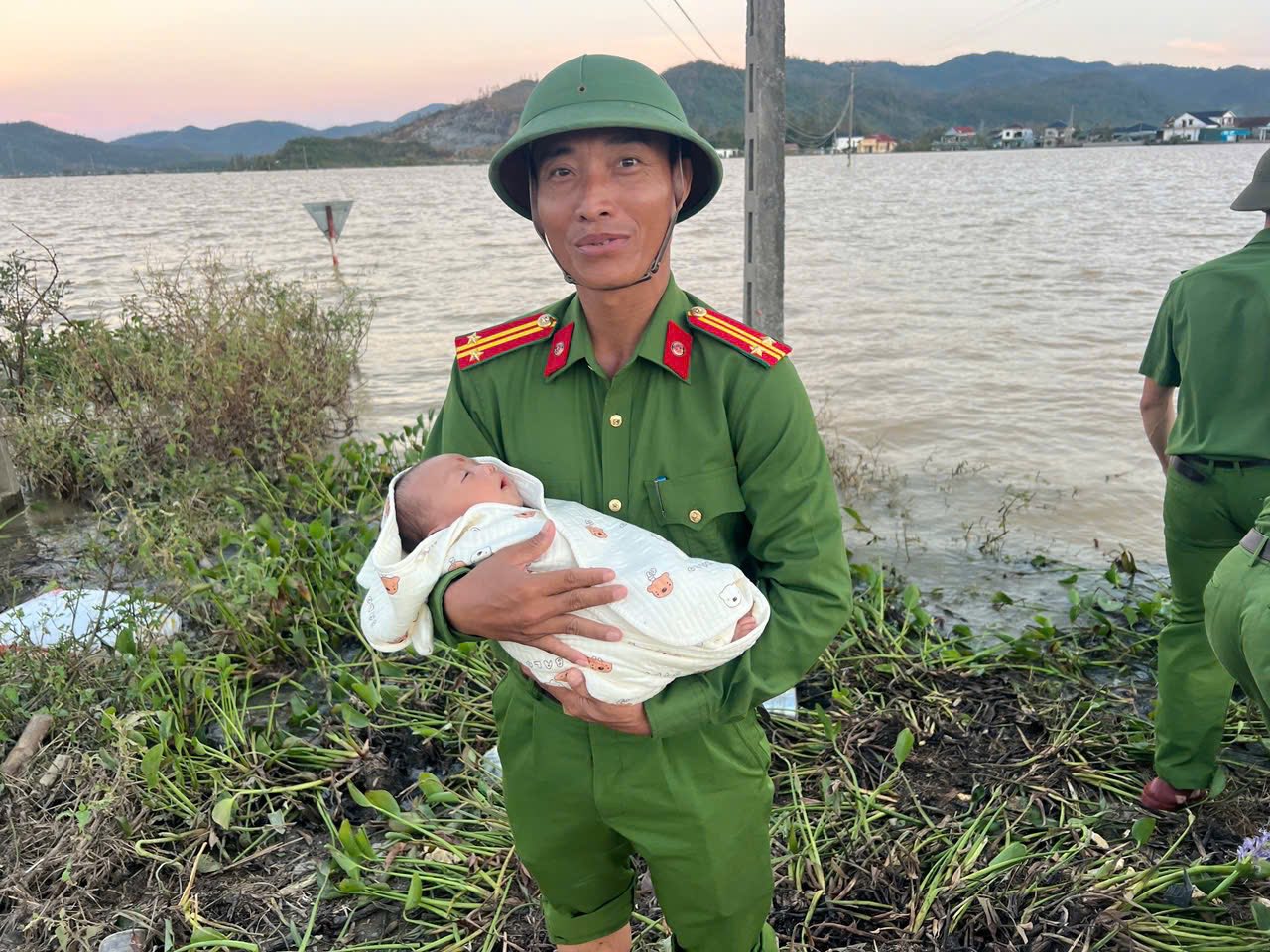 Hình ảnh ứng cứu mẹ con sản phụ cùng một cháu bé 11 tuổi bị nước lũ cô lập