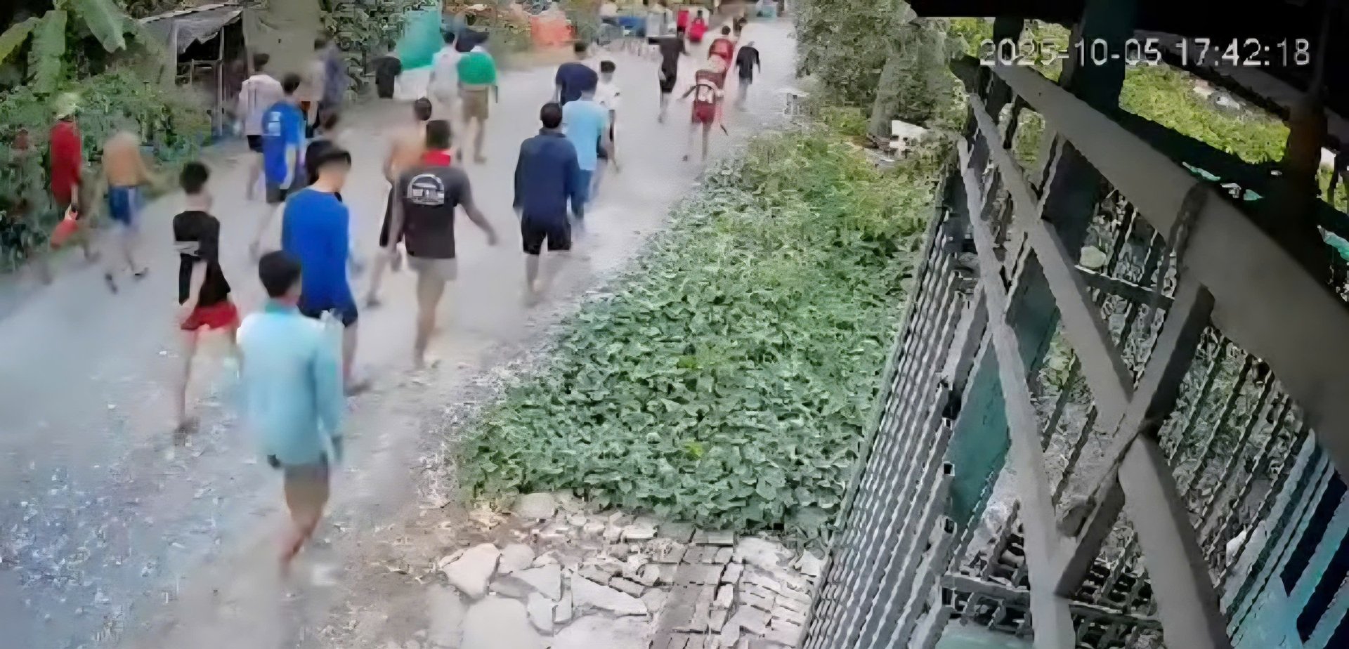 XUẤT HIỆN VIDEO CÁC ÔNG CHÁU HỒN NHIÊN VÀO NHÀ DÂN VỈA XE MÁY