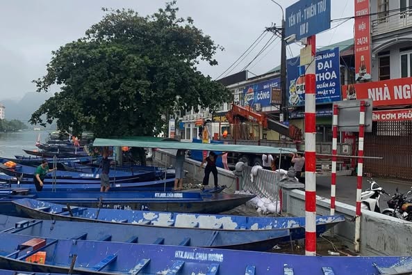 Người dân Chùa Hương huy động hơn 100 thuyền, ca nô sẵn sàng đi cứu trợ vùng lũ Thái Nguyên