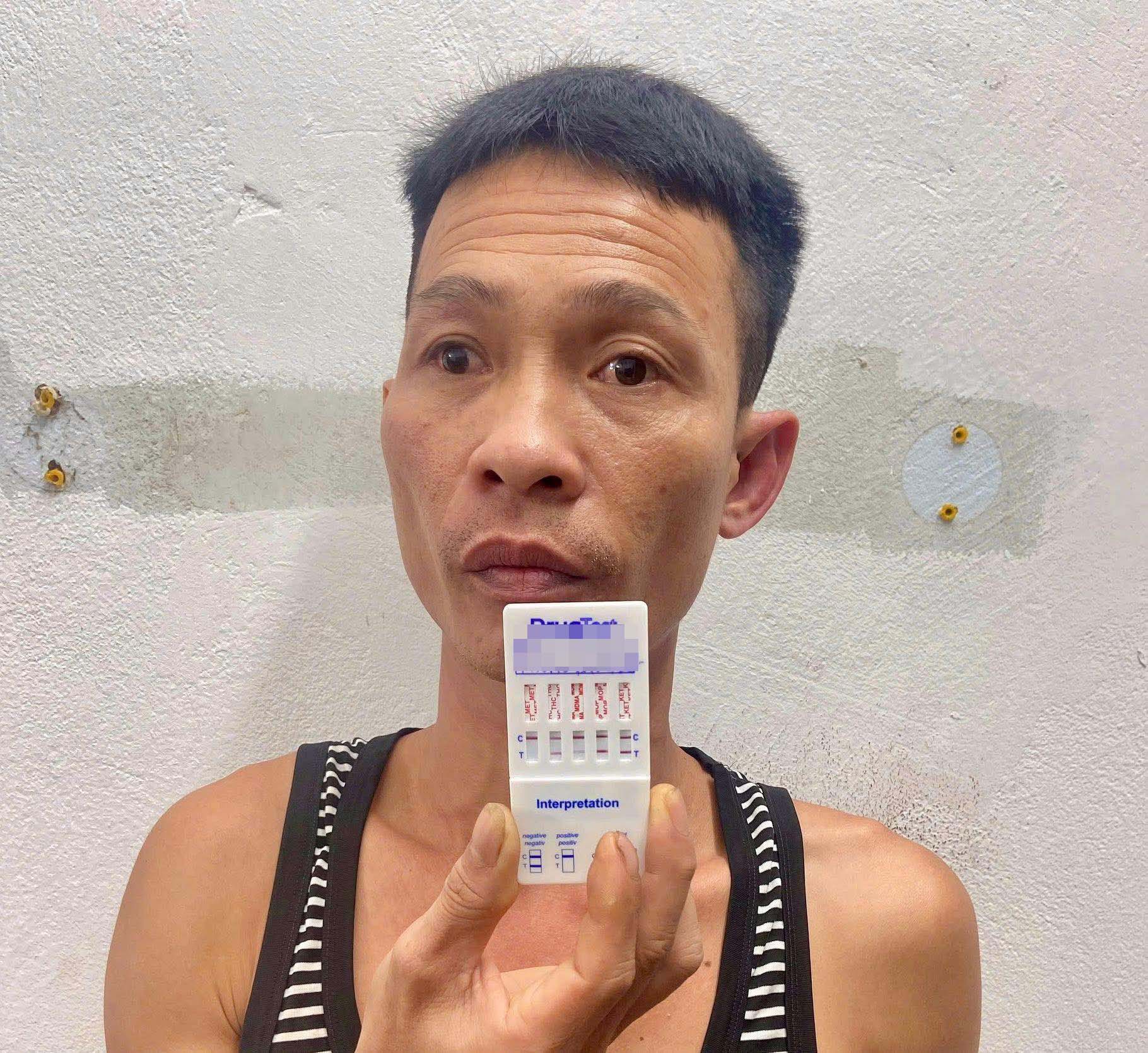 Hà Tĩnh: Phát hiện một nam thanh niên đứng bên vệ đường có biểu hiện nghi vấn