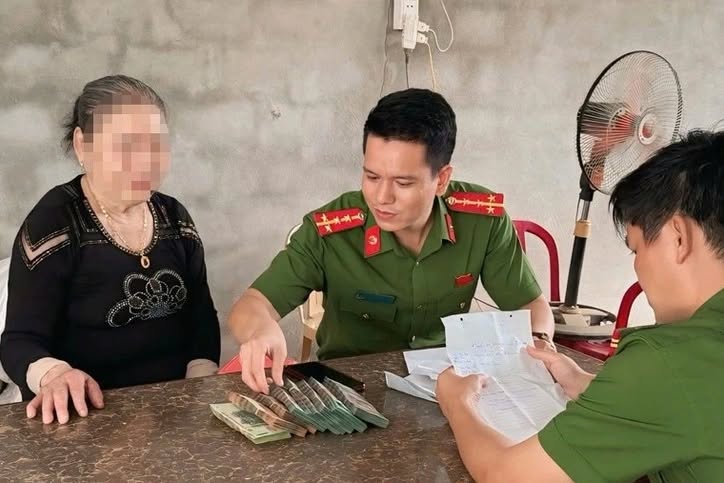 Bà lão sợ liên quan vụ án matu’y, vội đến ngân hàng rút 300 triệu đồng