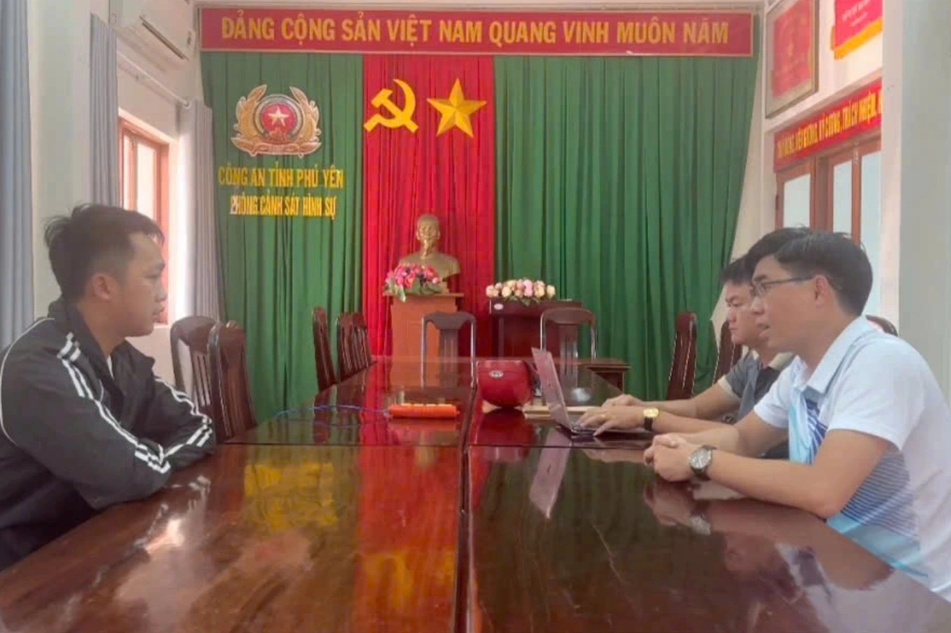 Trót tiêu hết tiền lương, người đàn ông đi cướp vì… sợ về vợ la mắng