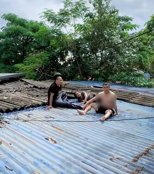 Thái Nguyên: Nước dâng ngập đến nóc, hai ông bà mắc kẹt trong nhà