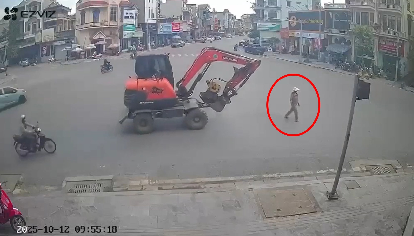 TNGT : tại ngã 3 Hà Khẩu , một phụ nữ nằm dưới bánh xe máy xúc