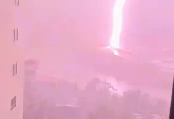 Hình ảnh sấm sét “chuyển kiếp” tại Hà Đông sáng nay