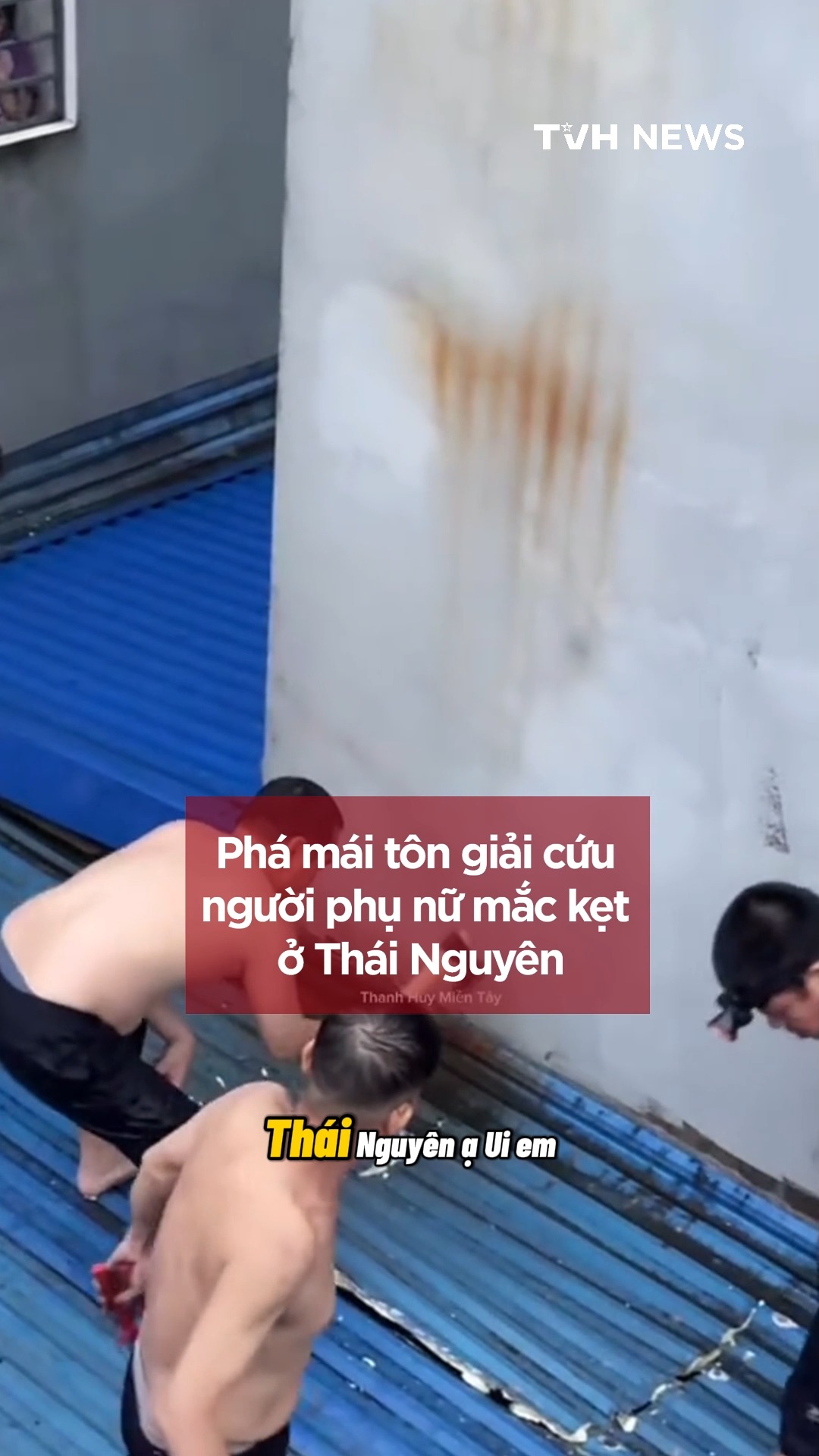 Phá mái tôn cứu người phụ nữ mắc kẹt ở Thái Nguyên