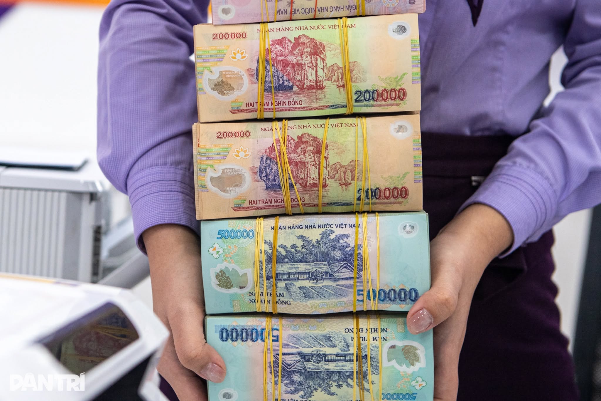 Kỷ lục: Người dân gửi hơn 7,7 triệu tỷ đồng vào hệ thống ngân hàng 🤯