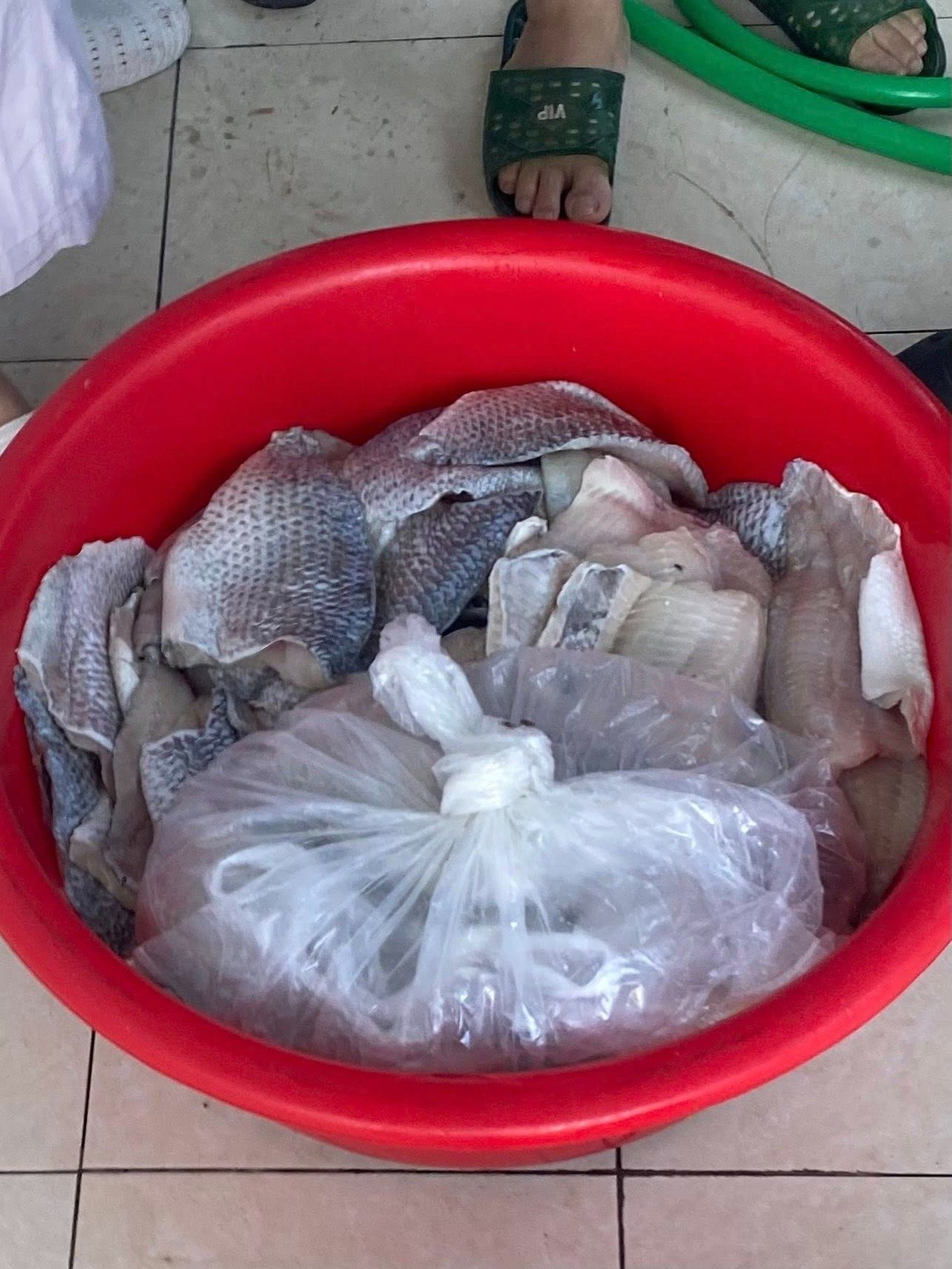 Phụ huynh “bắt quả tang” bếp ăn trường tiểu học ở Hà Nội nhập cá ươn, thịt ôi, nhớt: Chủ tịch xã xác nhận