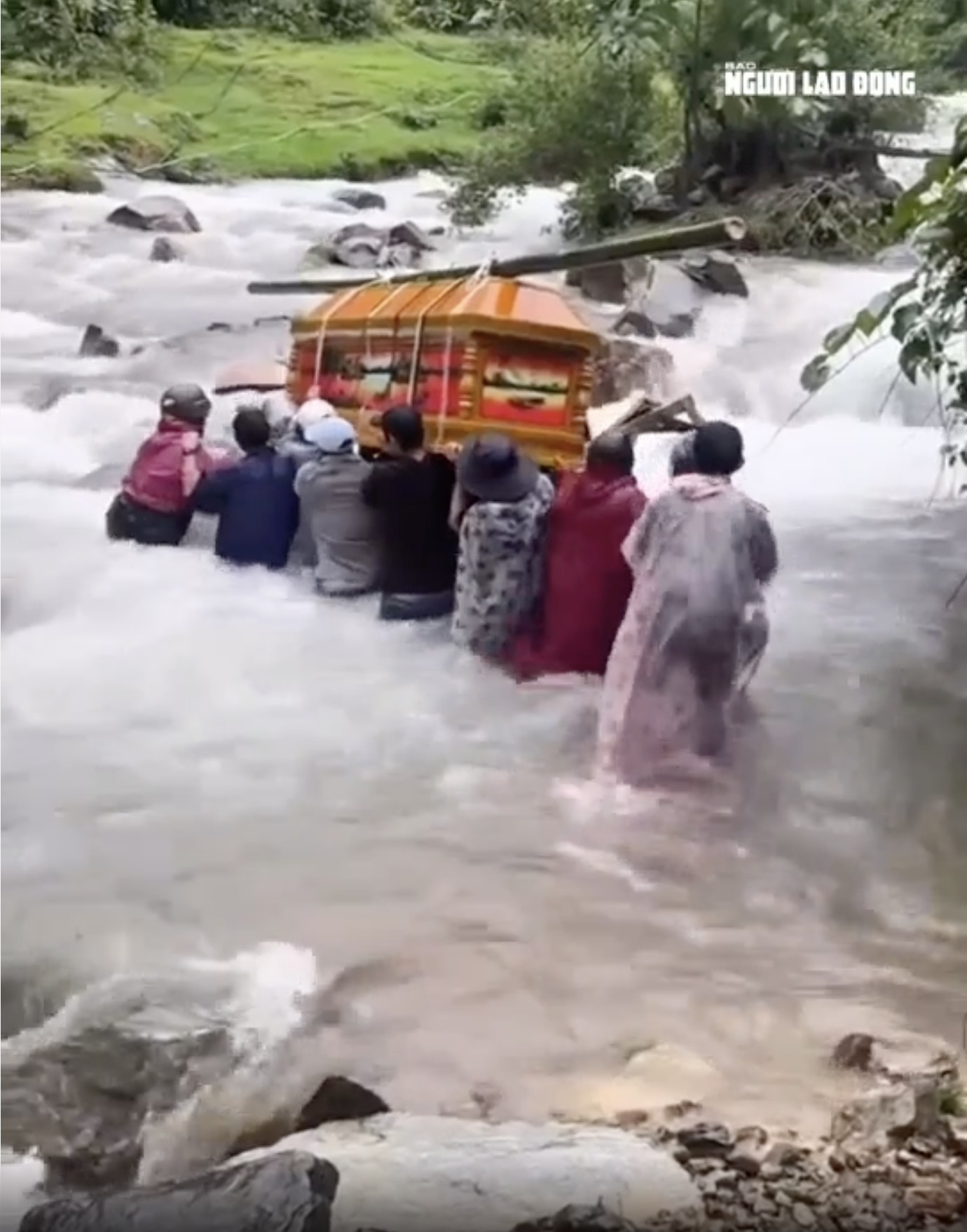 Khoảnh khắc nghẹn ngào: Người dân Đà Nẵng khiêng quan tài vượt nước lũ đi an táng