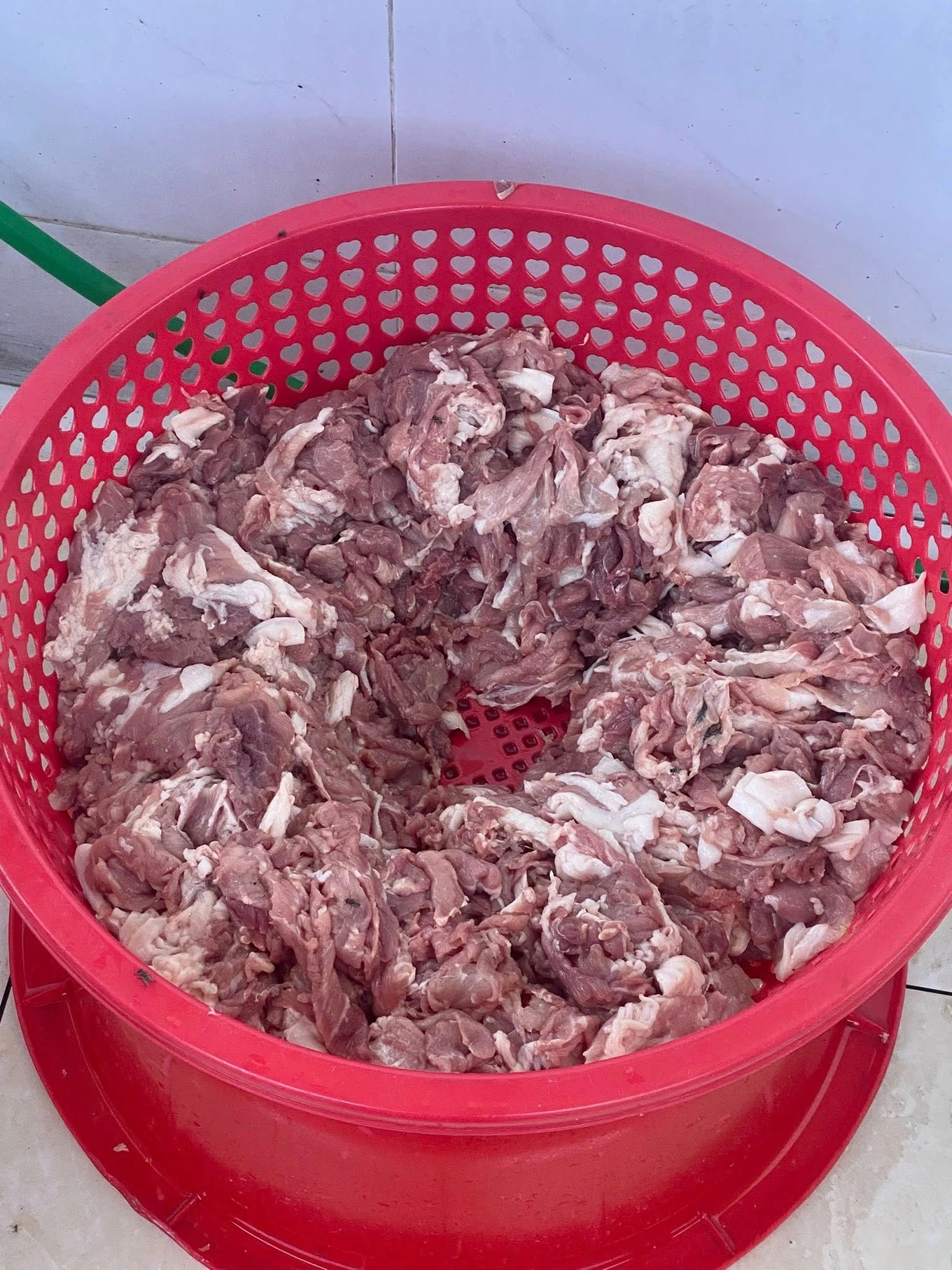 Xôn xao bếp ăn học sinh tiểu học ở Hà Nội nhập cá ươn, thịt bốc mùi