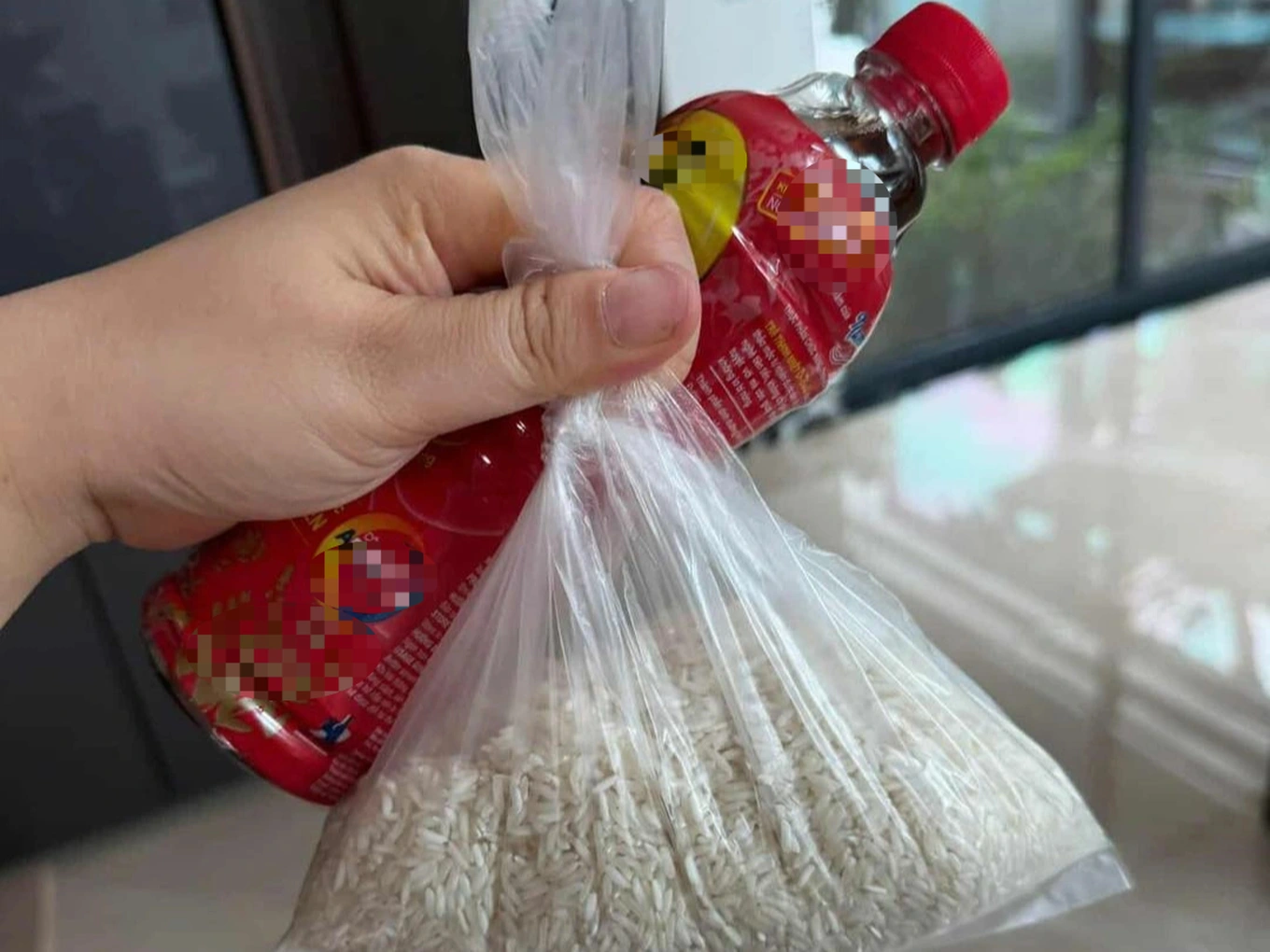 Xôn xao người dân nhận hỗ trợ 5 lạng gạo, nửa chai nước ngọt sau bão