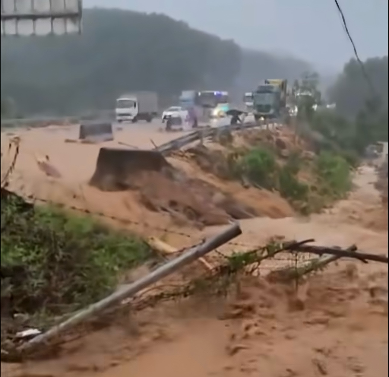 CẬP NHẬT TÌNH HÌNH GIAO THÔNG MIỀN TRUNG BỊ ẢNH HƯỞNG DO MƯA, LŨ