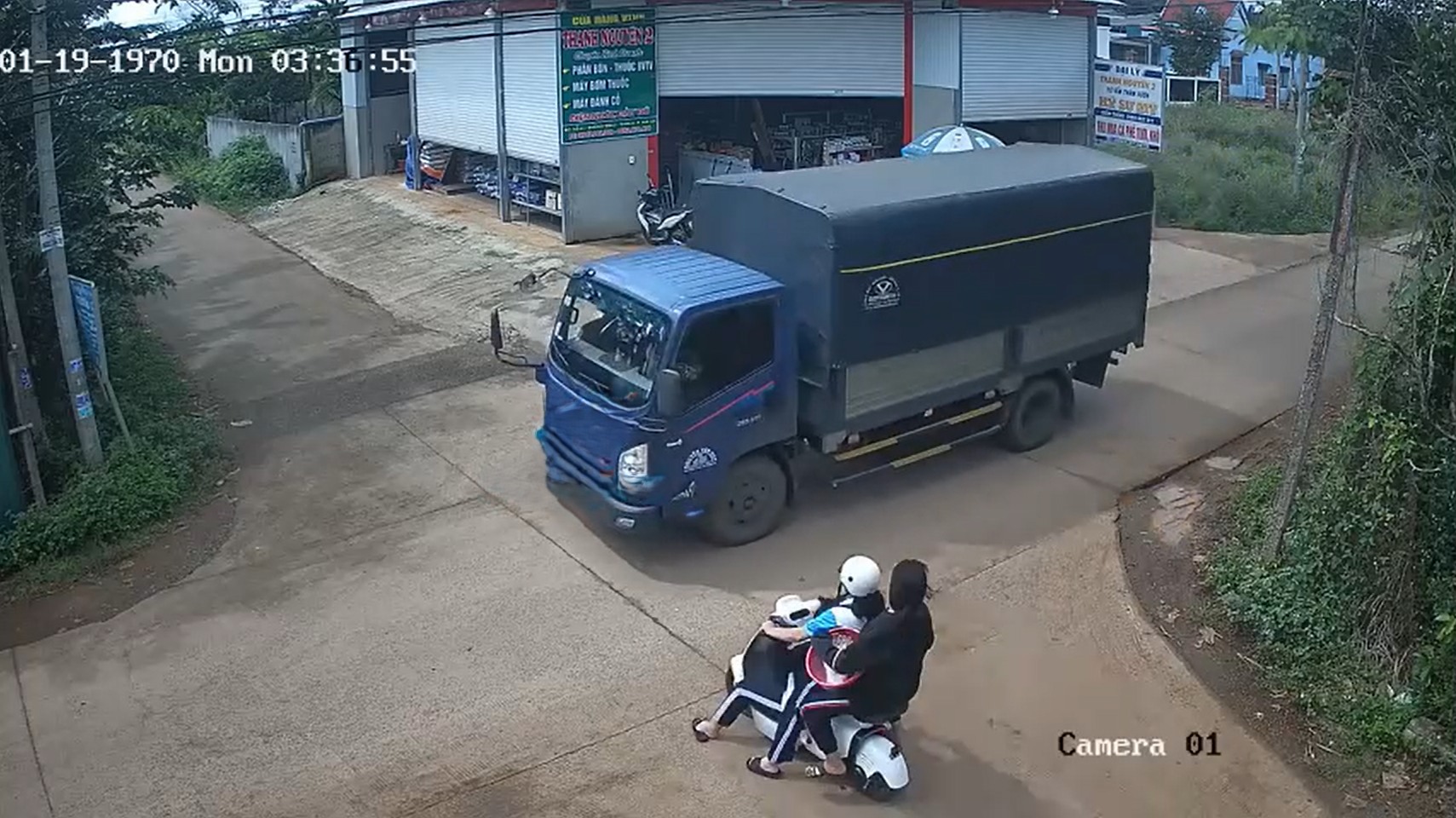 Ba nữ sinh đi xe đạp điện thương vong sau va chạm với ô tô tải