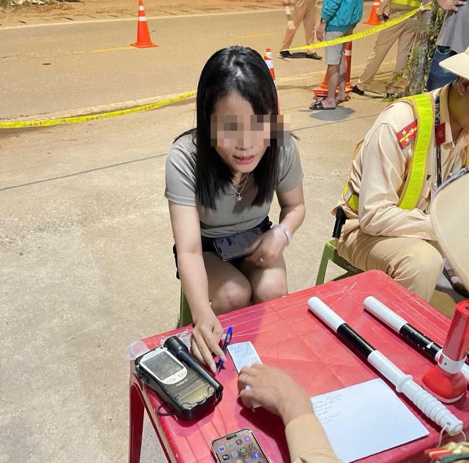 Nữ tài xế “dính cồn” kịch khung, hất văng máy đo cồn của CSGT xuống đất