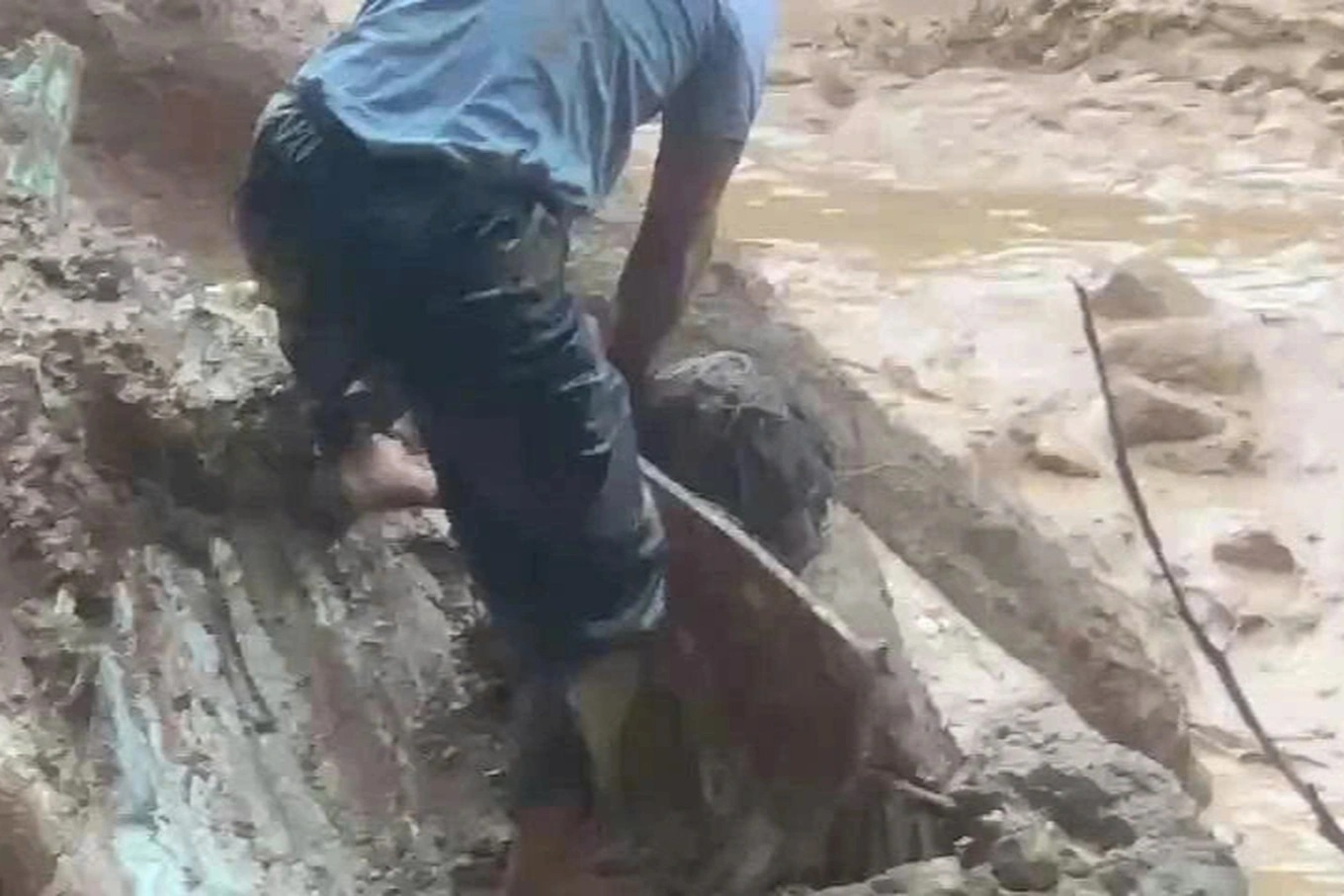 Sạt lở cuốn trôi xe múc, vùi cả công nhân dưới bùn đất