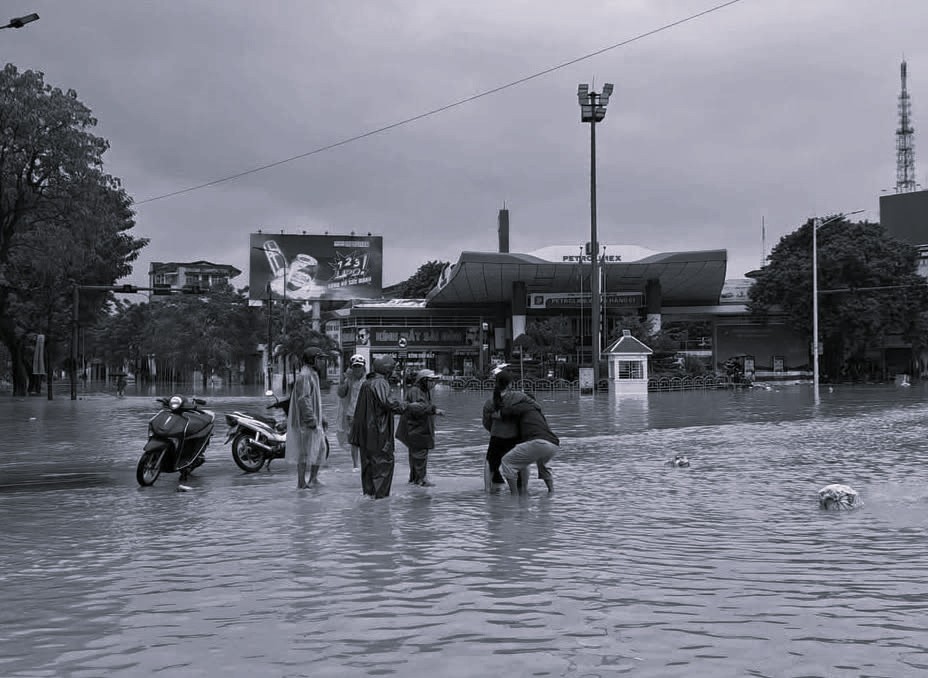 Huế: Không kịp đến bệnh viện, một sản phụ đã sinh em bé ngay giữa dòng nước lũ