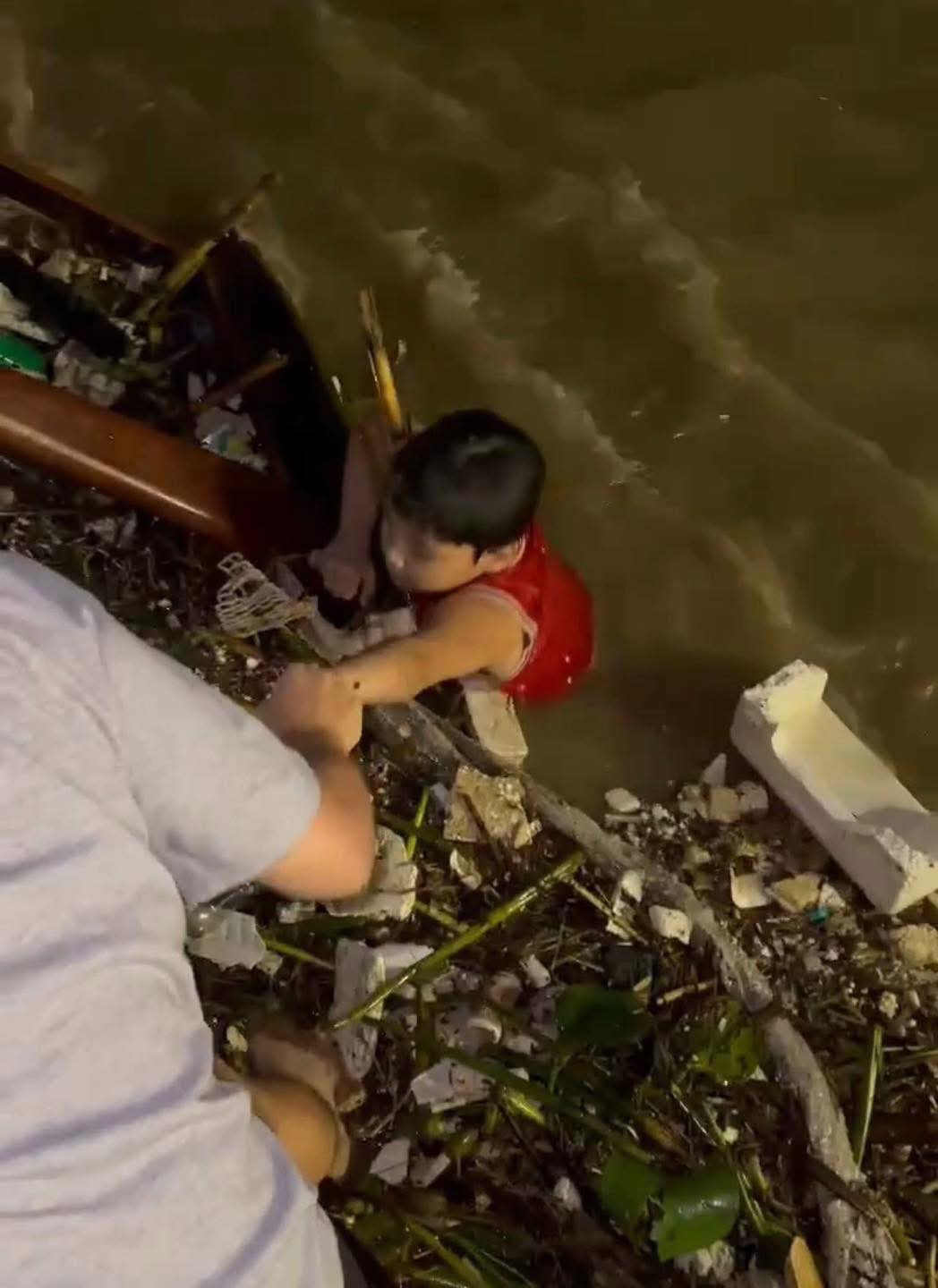 45 giây cứu bé trai giữa dòng nước lũ sông Hàn