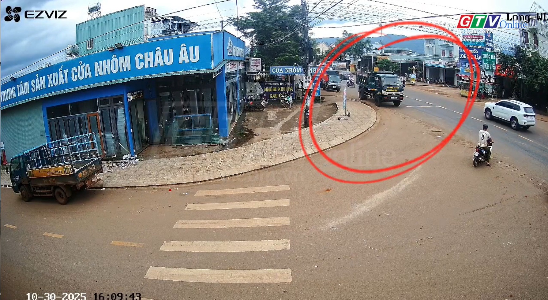 Gia Lai: Truy tìm tài xế ô tô tông chết người rồi bỏ trốn